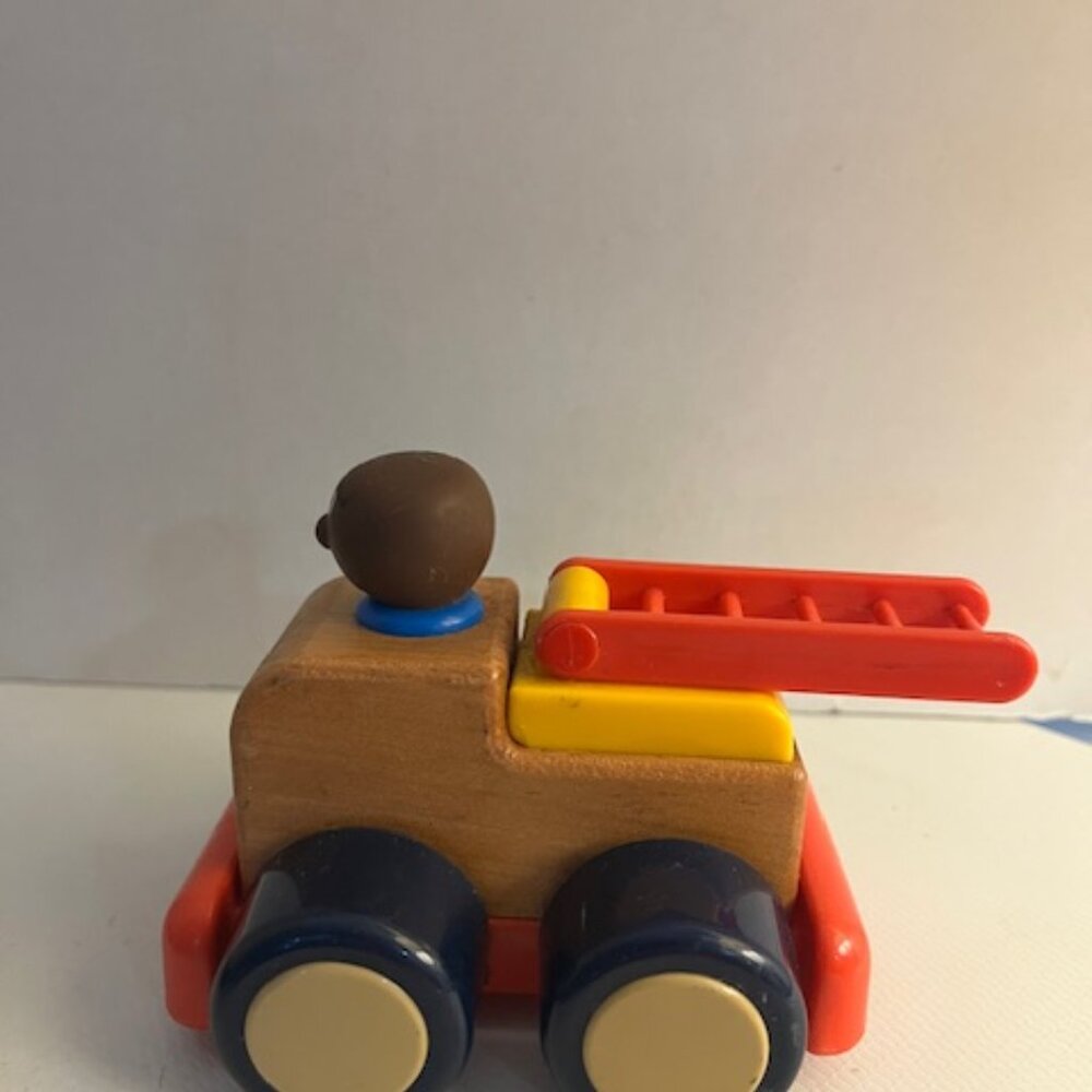 VINTAGE PLAYSKOOL, WOODIES, FIRE ENGINE TRUCK, WOOD/PLASTIC,1988, RARE AA DRIVER